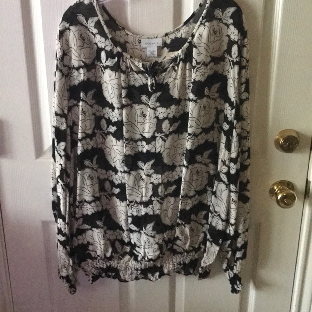 Black and white top. Plus size